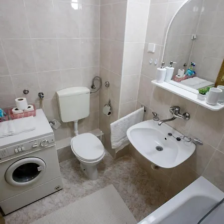 369 アパート スボティツァ